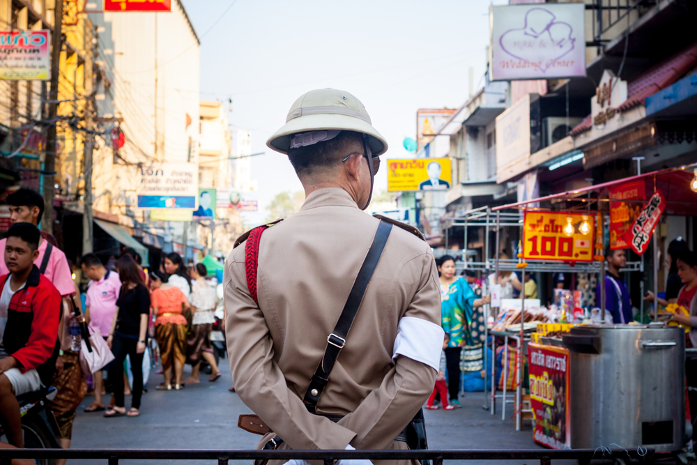 En Thaïlande, les policiers appréhendent les vapoteurs